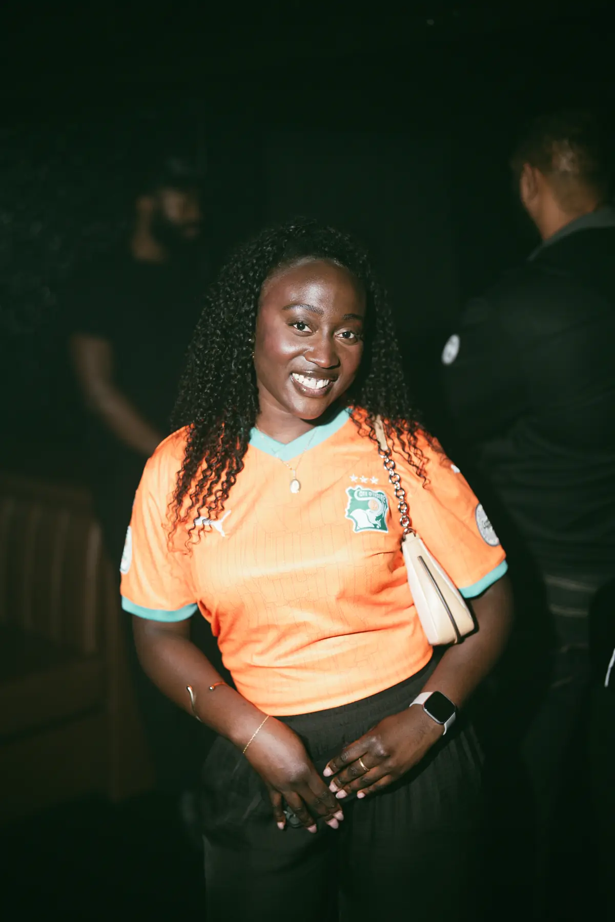 Invitée en maillot orange, sourire